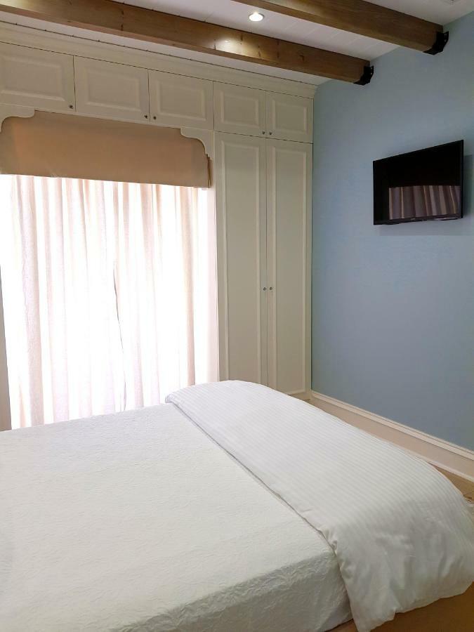 Limani Luxury Beachfront Apartament *